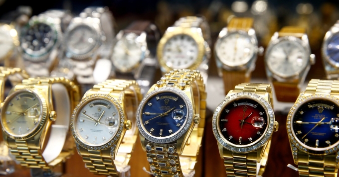 Đồng hồ đã qua sử dụng của nhà sản xuất Thụy Sĩ Rolex được trưng bày tại một cửa hàng ở thành phố Zurich của nước này. Ảnh: Reuters