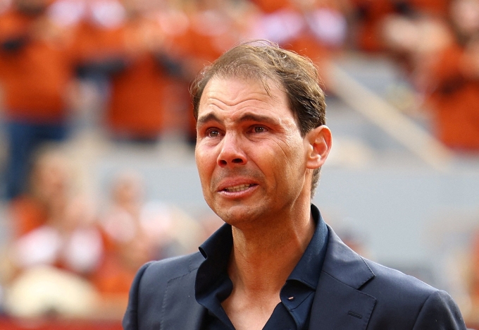 Nadal khóc trong buổi lễ tri ân anh trên sân Philippe Chatrier, Paris, Pháp hôm 25/5. Ảnh: ATP