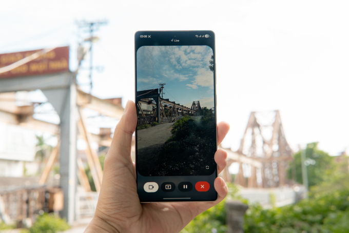 Người dùng chia sẻ camera để Gemini Live cung cấp thêm thông tin về cầu Long Biên. Ảnh: Samsung