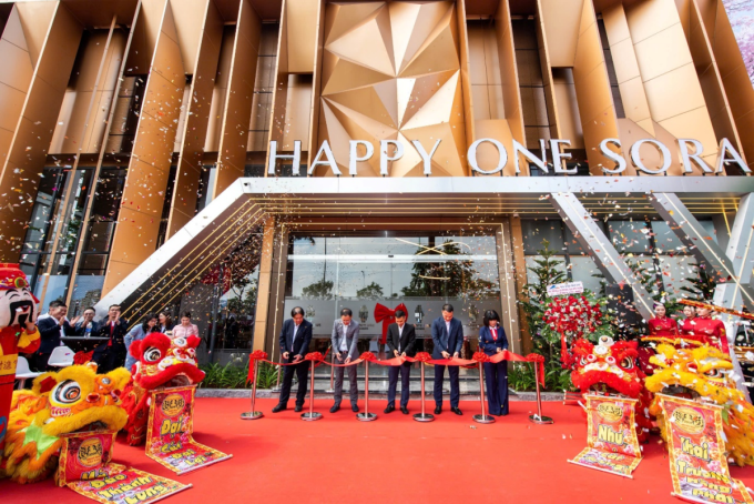 Đại diện ban lãnh đạo Vạn Xuân Group cùng đối tác Nhật Bản trong sự kiện khai trương nhà điều hành dự án mới năm 2025. Ảnh: Vạn Xuân Group