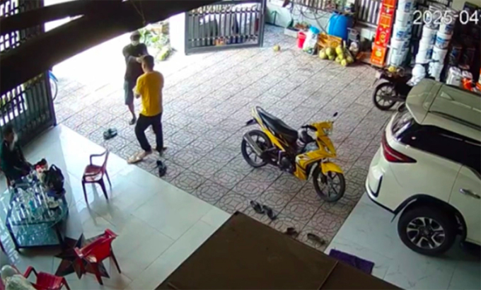 Hiện trường ông Phúc cầm súng bắn tài xế Trung, ngày 28/4. Ảnh:Cắt từ camera an ninh