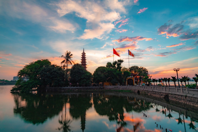 Hồ Tây sở hữu cảnh sắc thơ mộng. Ảnh: Thanh Thuy Vu