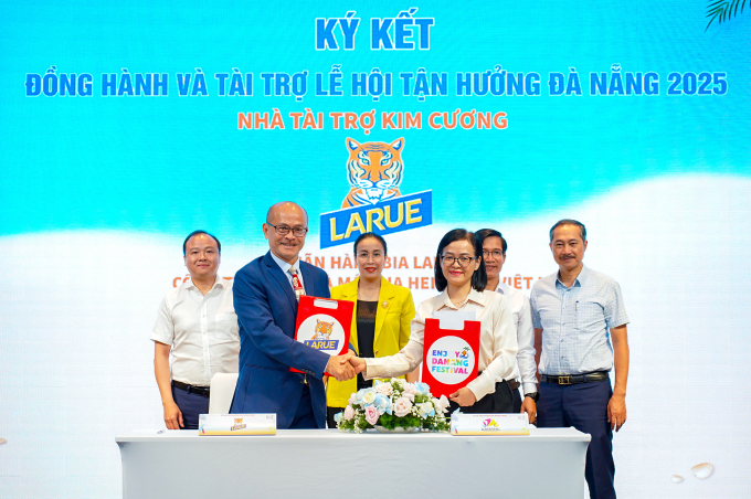 Đại diện Bia Larue và Sở Du lịch thành phố Đà Nẵng ký kết biên bản ghi nhớ tại chương trình họp báo công bố Lễ hội Tận hưởng Đà Nẵng 2025. Ảnh: Bia Larue