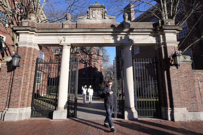Cổng vào khuôn viên Đại học Harvard ở Cambridge, bang Massachusetts, Mỹ tháng 6/2024. Ảnh: AP