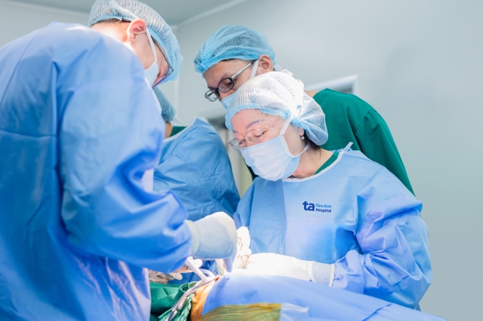 Giáo sư Thủy (ngồi) phẫu thuật cho ông Mạnh. Ảnh: Bệnh viện Đa khoa Tâm Anh
