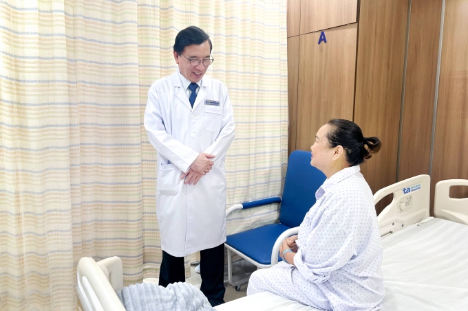 Giáo sư Nhân hỏi thăm sức khỏe bà Hạnh trước lúc xuất viện. Ảnh: Thanh Luận