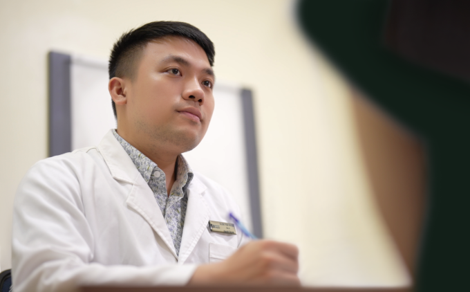 Bác sĩ Dương khám và tư vấn cho người bệnh. Ảnh: Bệnh viện Đa khoa Tâm Anh