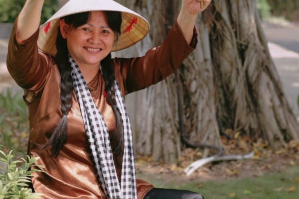 Chăm sóc cha mẹ già: Khi cha mẹ “hóa trẻ thơ”