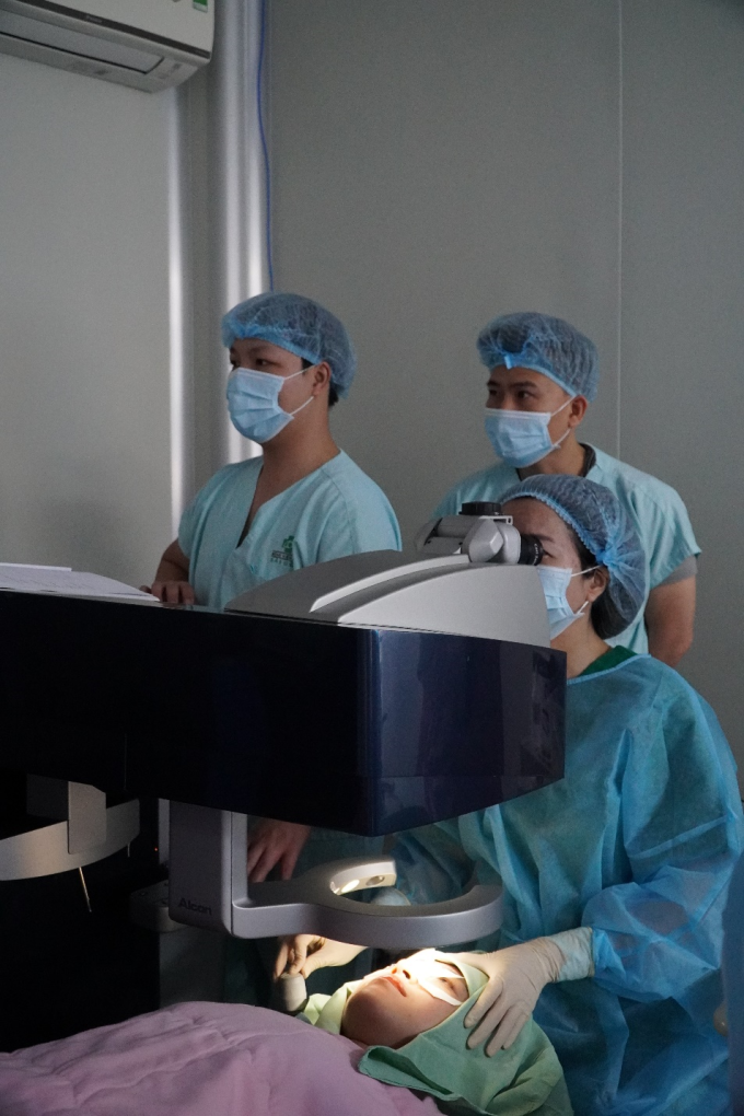 Cận cảnh quá trình xóa cận bằng EYESignature tại Bệnh viện Mắt Sài Gòn Đường Láng. Ảnh: Bệnh viện Mắt Sài Gòn Đường Láng