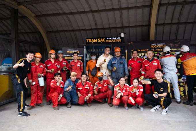 Trạm sạc RockStar được đặt tại một nhà máy, nhận được sự hưởng ứng từ công nhân. Ảnh: Rockstar