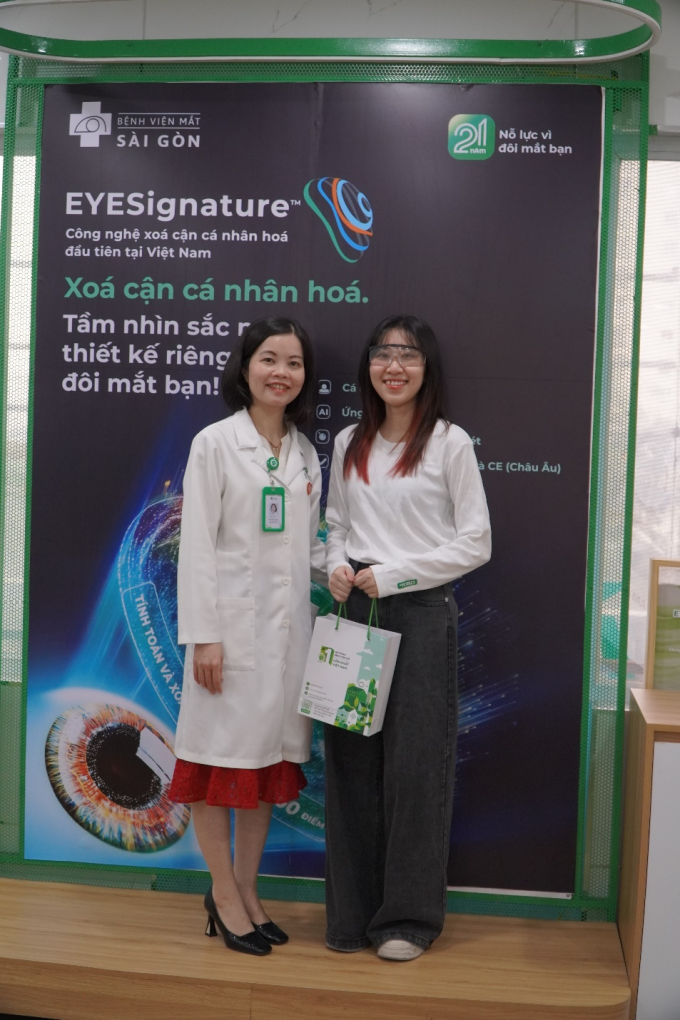 Mỹ Uyên trong ngày tái khám cùng bác sĩ CKII Bùi Cẩm Hương, người trực tiếp xóa cận cho cô. Ảnh: Bệnh viện Mắt Sài Gòn Đường Láng
