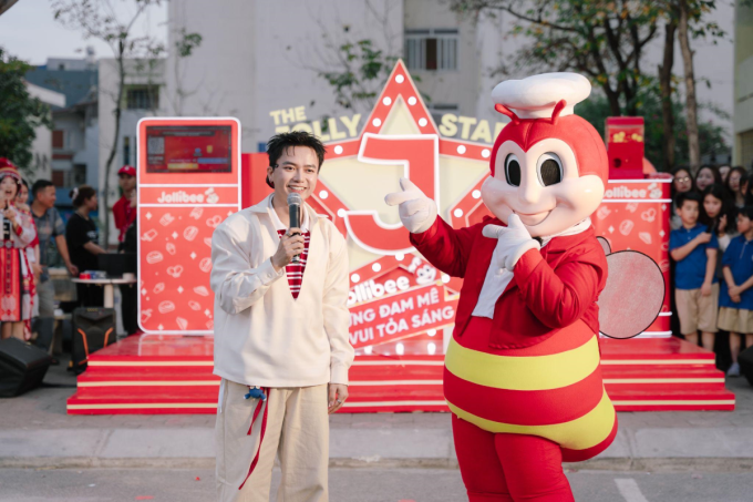 Bùi Công Nam là một trong những giám khảo của The Jolly Stars trong năm nay