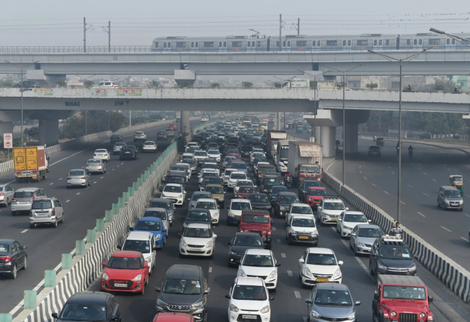 Xe chạy trên một đoạn đường cao tốc đi qua thủ đô New Delhi. Ảnh: Times of India