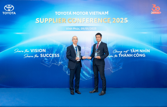 Bridgestone Việt Nam được Toyota vinh danh với các giải thưởng về chất lượng, an toàn và môi trường tại Việt Nam ngày 22/5. Ảnh: Bridgestone