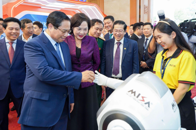 Ảnh: Thủ tướng Phạm Minh Chính ghé thăm gian hàng Misa, bắt tay cùng Robot ứng dụng trí tuệ nhân tạo Misa Ava. Ảnh: Misa