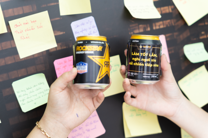 Những thông điệp truyền năng lượng tích cực được dán trên lon Rockstar. Ảnh: Rockstar