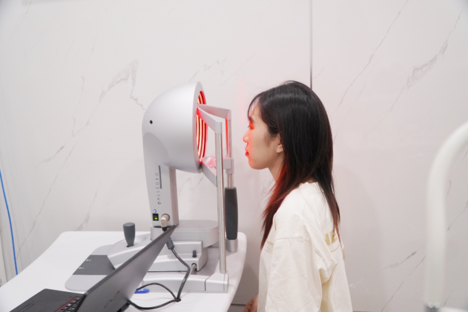 Với công nghệ EYESignature, Mỹ Uyên được đo lường thông số quang học của toàn bộ mắt và tạo bản đồ giác mạc 3D cá nhân hóa. Ảnh: Bệnh viện Mắt Sài Gòn Đường Láng