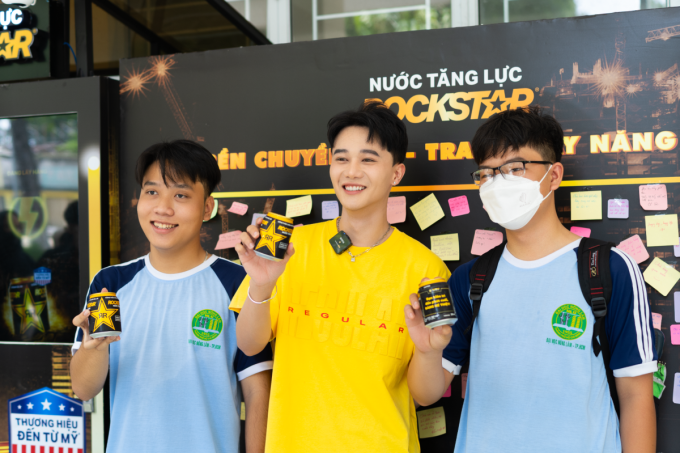 NKOL Đức Anh tham gia hoạt động cùng các công nhân, nhân viên