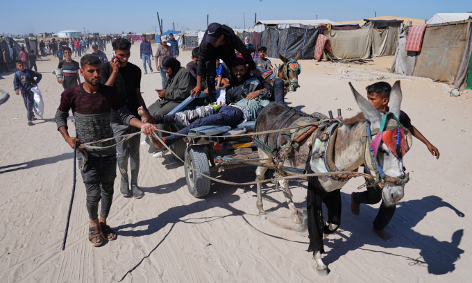 Người dân Palestine được chở đi sau khi bị thương do trúng đạn gần trung tâm viện trợ ở Gaza hôm 29/5. Ảnh: AP