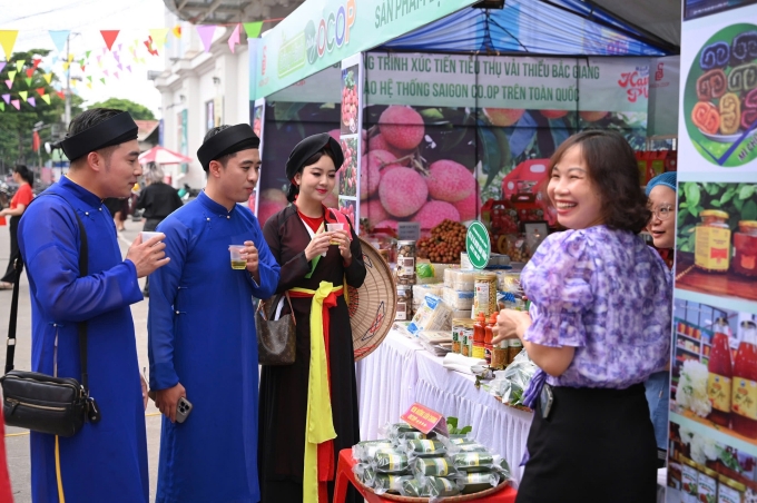 KH tham gia các hoạt động văn hóa nghệ thuật và giao lưu cùng các liền anh liền chị quan họ trong chương trình. Ảnh: Saigon Co.op