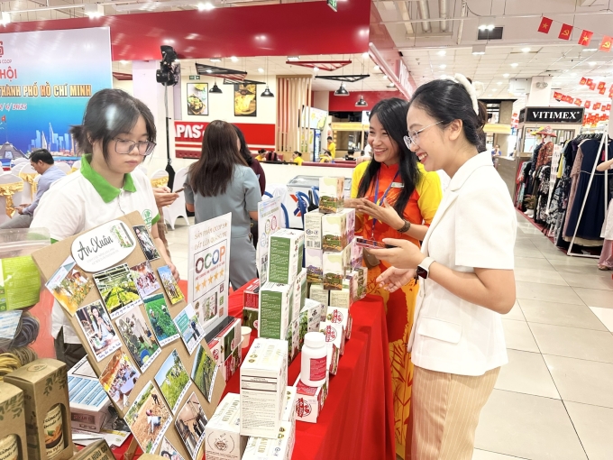 Khách hàng dung thử sản phẩm tại ngày hội. Ảnh: Saigon Co.op