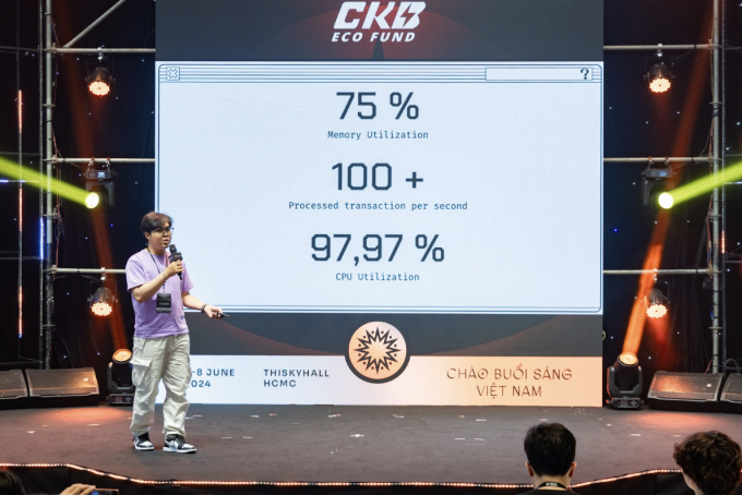 Một đội thuyết trình tại đêm chung kết Pitchfest năm 2024. Ảnh: Orochi