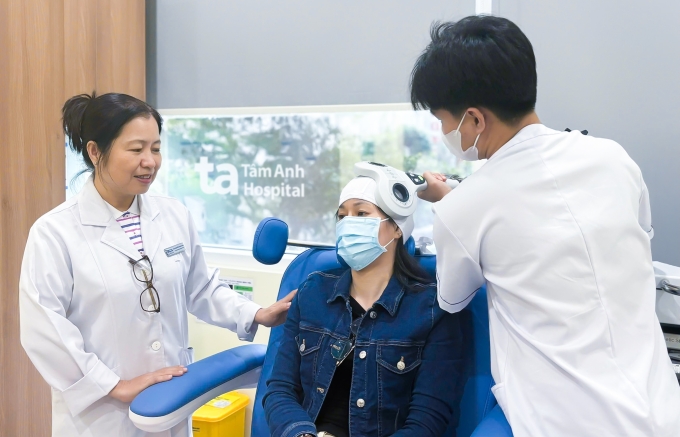 Người bệnh điều trị đau đầu bằng phương pháp kích thích từ trường xuyên sọ. Ảnh: Bệnh viện Đa khoa Tâm Anh