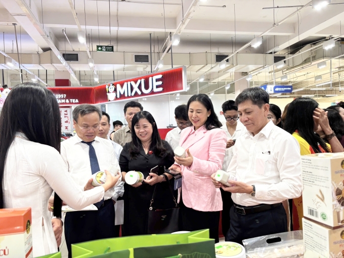 Lãnh đạo tỉnh Quảng Trị, Sở Công Thương TP HCM và lãnh đạo Saigon Co.op tham quan gian hàng tại ngày hội. Ảnh: Saigon Co.op
