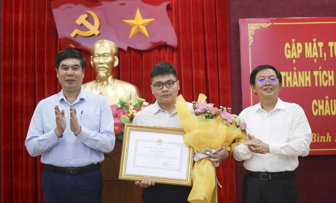 Lê Kiến Thành được lãnh đạo Tỉnh ủy và UBND tỉnh Bình Định tặng bằng khen, hoa, chiều 28/5. Ảnh: Anh Trưởng