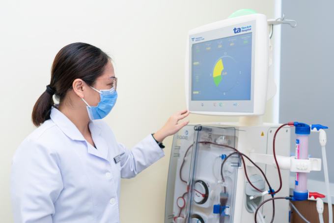 BS.CKI Đỗ Thị Hằng theo dõi thông số trên máy HDF Online chạy thận cho người bệnh. Ảnh: Phòng khám Đa khoa Tâm Anh Quận 7