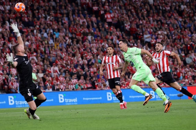 Lewandowski (áo xanh) lốp bóng mở tỷ số trận Bilbao 0-3 Barca ở vòng 38 La Liga tối 25/5. Ảnh: Reuters