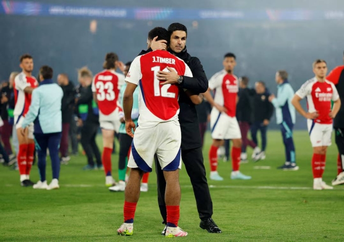 Arteta an ủi Timber sau khi Arsenal thua PSG 1-3 chung cuộc ở bán kết Champions League hôm 7/5. Ảnh: Reuters