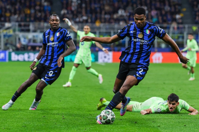 Dumfries đi bóng trong trận lượt về bán kết Champions League hôm 7/5, Inter 4-3 Barca. Ảnh: Imago