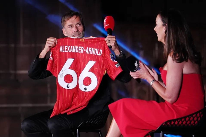 Klopp trong buổi bán đấu giá gây quỹ từ thiện cho Liverpool hôm 23/5. Ảnh: PA