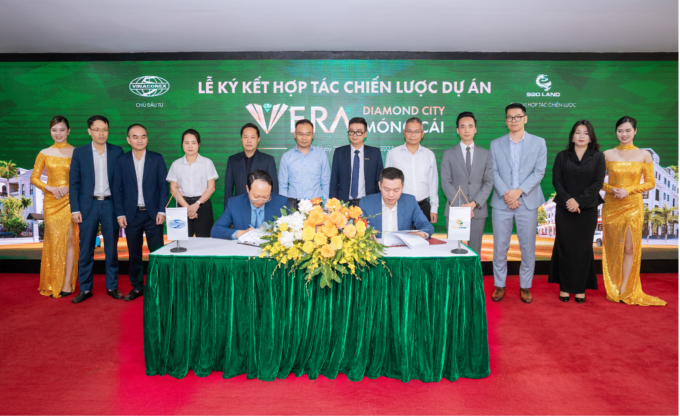 Đại diện chủ đầu tư Vinaconex và đại diện SGO Land tại lễ ký kết hợp tác. Ảnh: