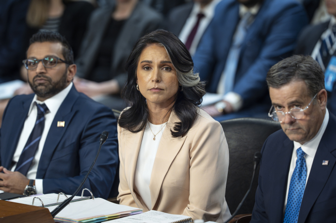 Giám đốc Tình báo Quốc gia Tulsi Gabbard (giữa) cùng Giám đốc FBI Kash Patel (trái) và Giám đốc CIA John Ratcliffe tại phiên điều trần của Ủy ban Tình báo Thượng viện Mỹ hôm 25/3. Ảnh: AP