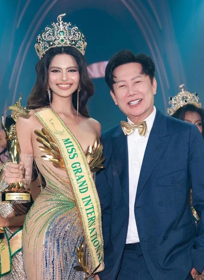 Rachel Gupta chụp ảnh cùng ông Nawat Itsaragrisil - Chủ tịch Miss Grand International - trên sân khấu chung kết cuộc thi hồi tháng 10/2024. Ảnh: MGI