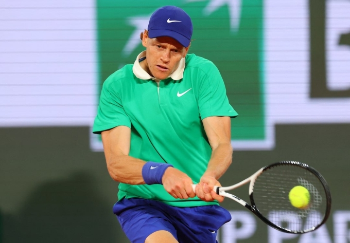 Sinner đánh trái tay trong trận gặp Rinderknech trên sân Trung tâm Philippe Chatrier, Paris, Pháp hôm 26/5. Ảnh: ATP
