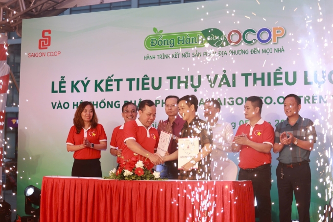 Saigon Co.op ký kết tiêu thụ vải thiều Lục Ngạn vào hệ thống phân phối của doanh nghiệp. Ảnh: Saigon Co.op