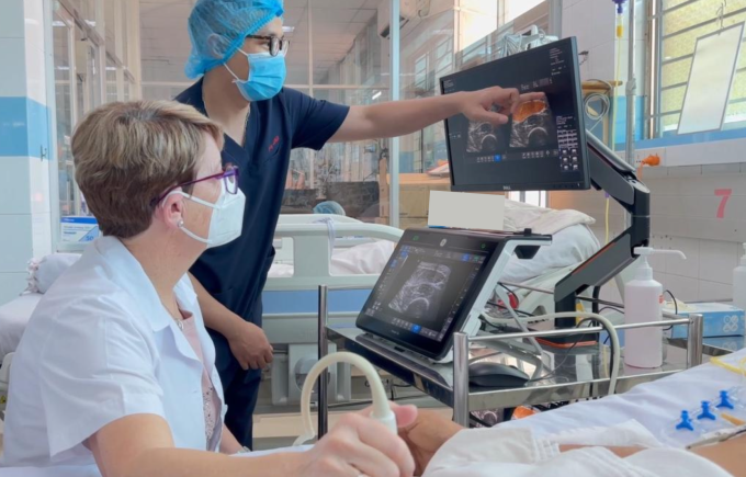 Siêu âm tích hợp AI theo dõi tiêu cơ vân ở bệnh nhân uốn ván tại Bệnh viện Bệnh Nhiệt đới TP HCM. Ảnh: Bệnh viện cung cấp