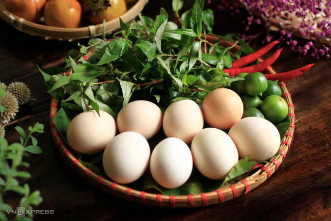 Thực phẩm giàu vitamin B12 như trứng giúp hỗ trợ điều trị huyết áp thấp. Ảnh: Bùi Thủy