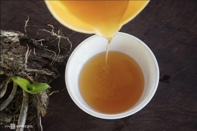 Mật ong tự nhiên được lấy từ rừng Bình Thuận. Ảnh: Việt Quốc