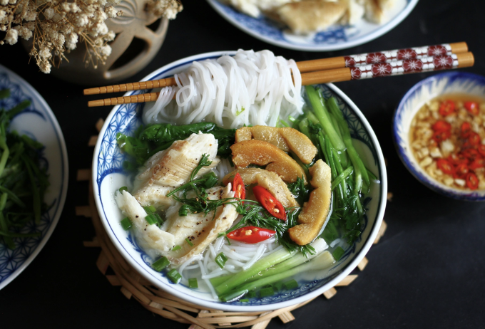 Yếu điểm dễ nhận thấy nhất của cả đũa tre và gỗ là dễ bị nấm mốc, vi khuẩn tấn công. Ảnh: Bùi Thủy