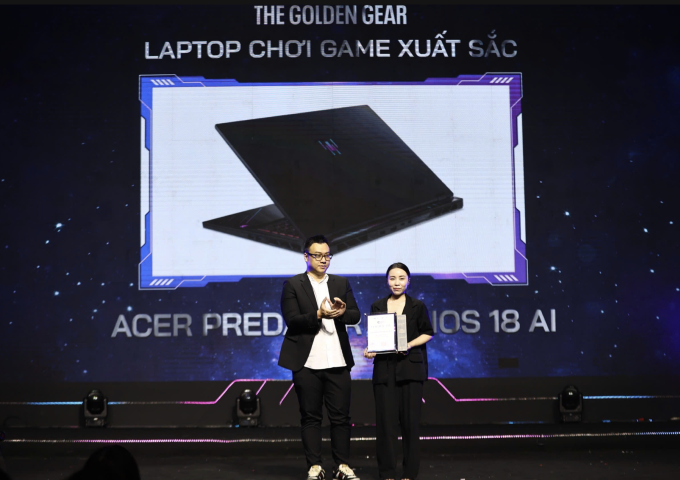 Đại diện Acer nhận giải thưởng Laptop chơi game xuất sắc. Ảnh: Quỳnh Trần