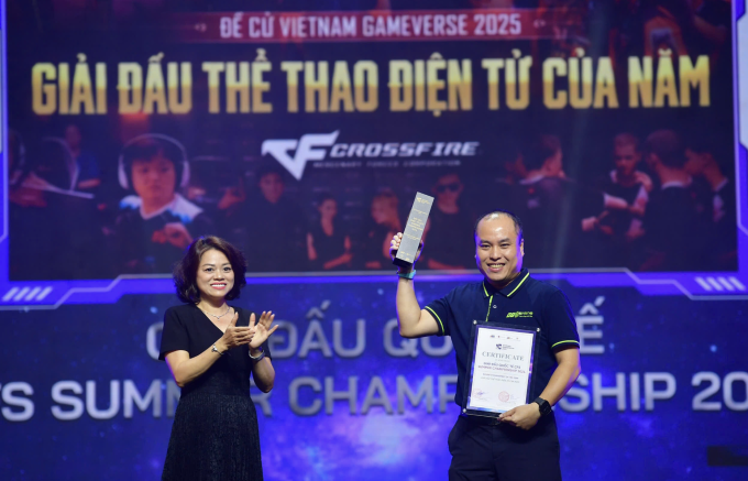 Đại diện Giải đấu quốc tế CFS Summer Championship 2024 nhận Giải đấu Thể thao điện tử của năm. Ảnh: Quỳnh Trần