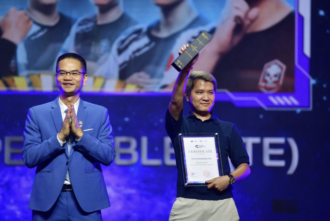 Đại diện The Expendables (TE) nhận giải Đội tuyển Thể thao điện tử xuất sắc. Ảnh: Thanh Tùng