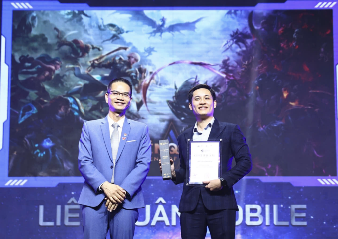 Đại diện Garena nhận giải Game Thể thao điện tử xuất sắc. Ảnh: Thanh Tùng