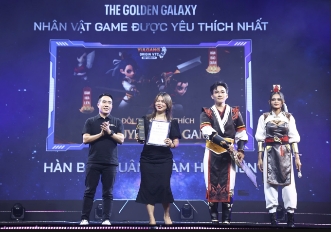 Đại diện VTC nhận giải Nhân vật game được yêu thích nhất, bên cạnh cosplay hai nhân vật Hàn Bảo Quân và Đàm Hoa Liên. Ảnh: Quỳnh Trần
