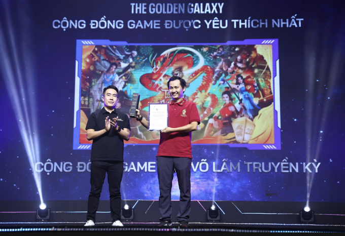 Đại diện VNGGames nhận giải Cộng đồng game được yêu thích nhất. Ảnh: Quỳnh Trần
