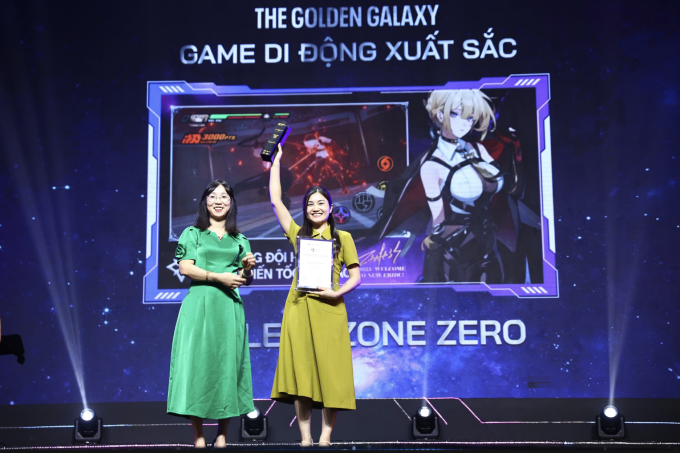 Đại diện Gamota nhận giải Game di động xuất sắc. Ảnh: Quỳnh Trần